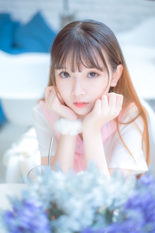 “兄长放心，我不会胡来，只是前线战报，兄长若是有暇，不妨书信于我如何？”庞统跟吕玲绮、赵云等人平辈论交，吕征身为吕玲绮的弟弟，虽然年纪差了不少，但仍旧是以平辈之礼相处。